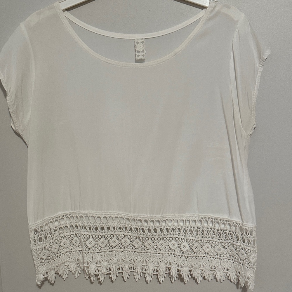 Chic White Lace Hem Women's Crop Top